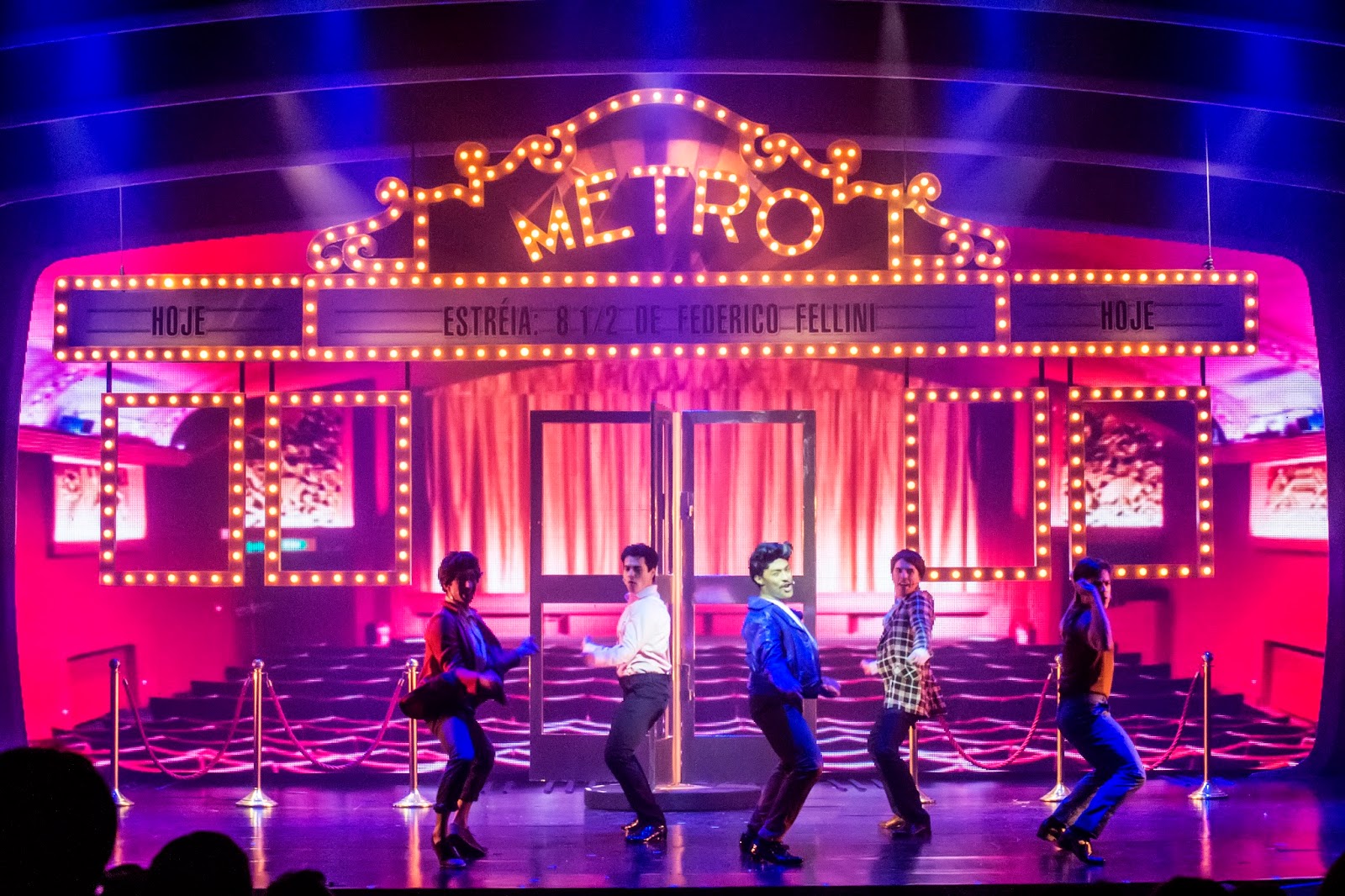 Cena coreográfica diante de cenário luminoso de estação de metrô