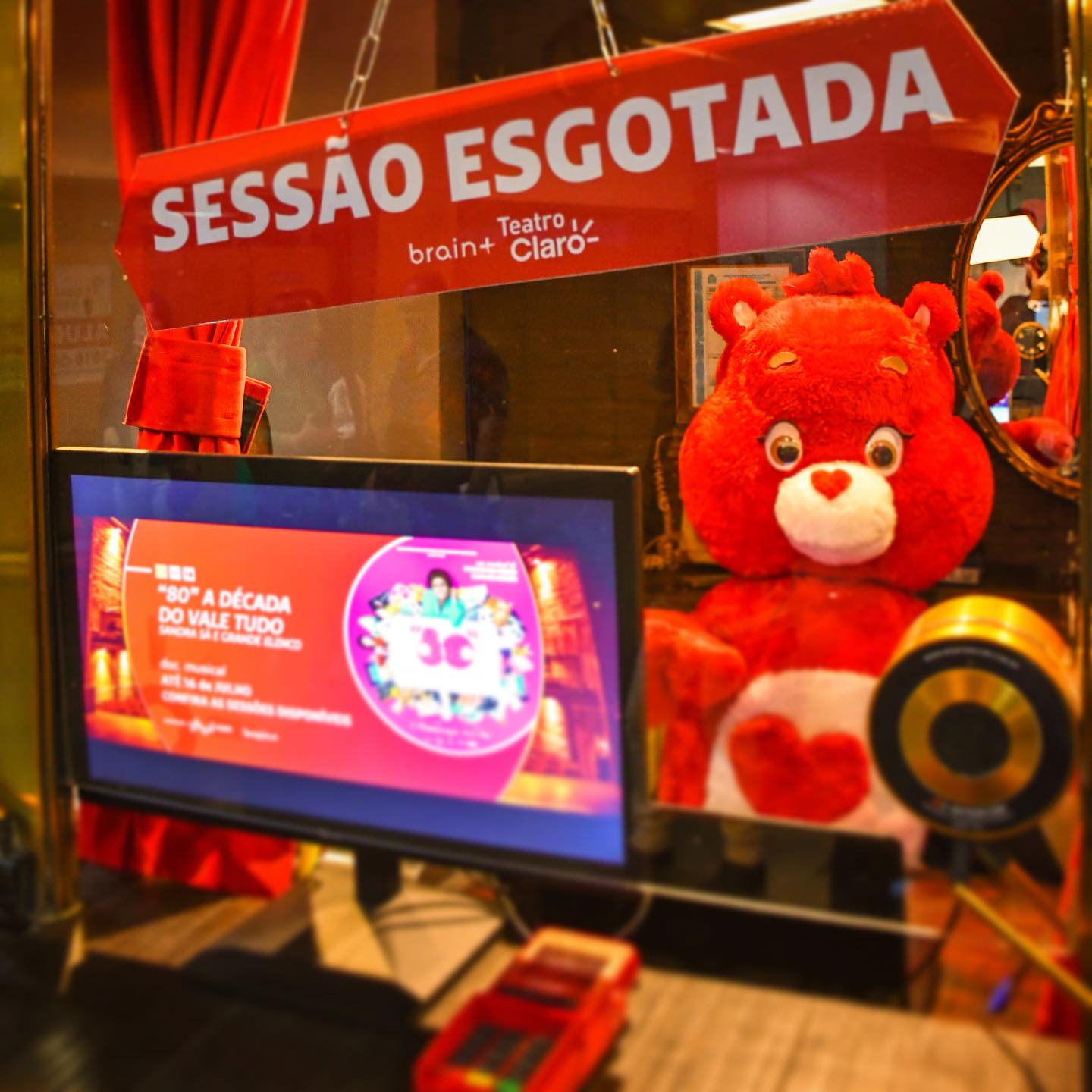 Bilheteria com aviso de sessão esgotada de 80. A Década do Vale Tudo