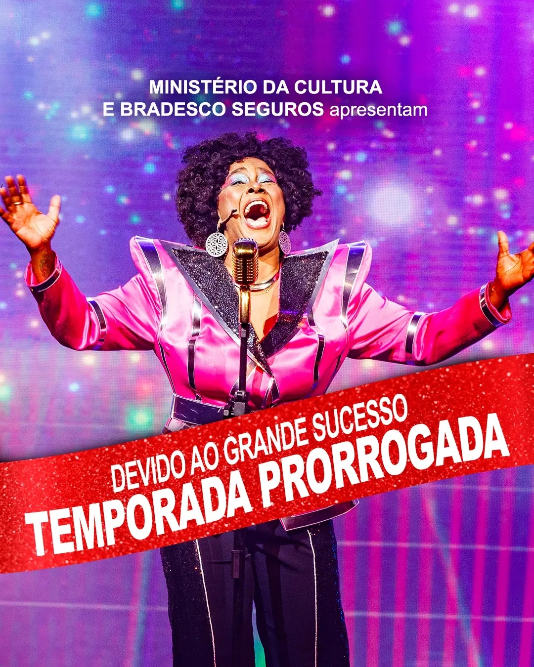 Sandra Sá no palco em peça de divulgação de temporada prorrogada